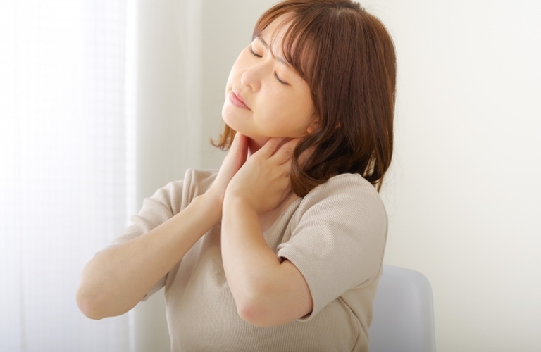 上を向くと首が痛い！原因と改善法を専門家が解説！/池袋で通わせない整骨院ならreborn鍼灸整骨院