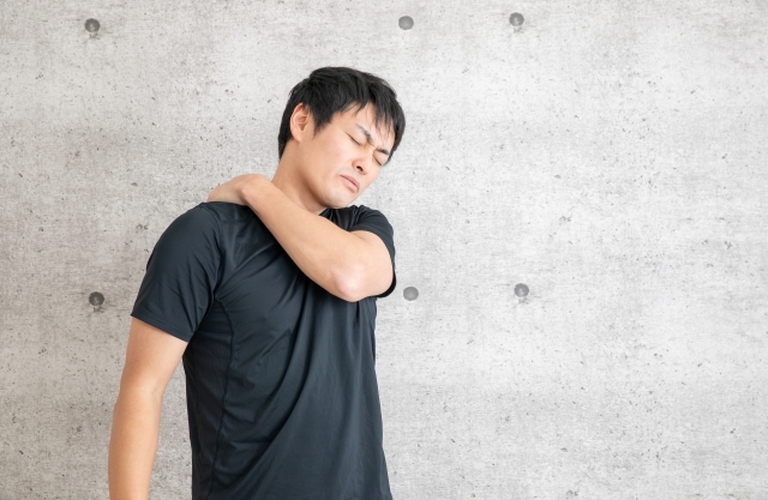 【四十肩も改善！】肩の可動域を広げるセルフケア3選を紹介！/池袋で通わせない整骨院ならreborn鍼灸整骨院