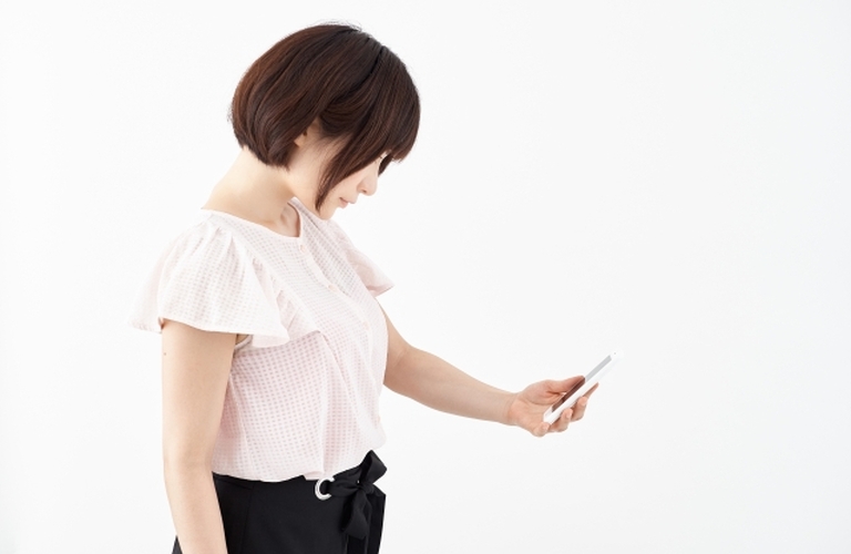 スマホっ首が気になるそこのあなたへ！原因と改善法を解説！/池袋で姿勢改善するならreborn鍼灸整骨院
