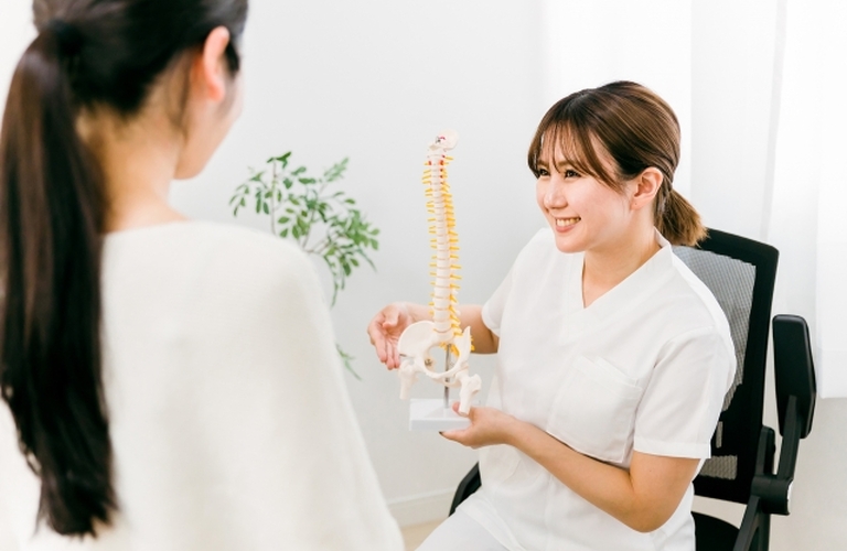 背骨はまっすぐではない！？正しい位置や役割を解説！/池袋で慢性痛を改善するならreborn鍼灸整骨院