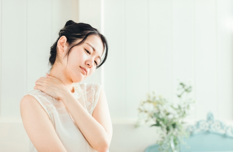 自分で首を鳴らすのは本当に危険！！体の構造を解説！/池袋で慢性痛を改善するならreborn鍼灸整骨院