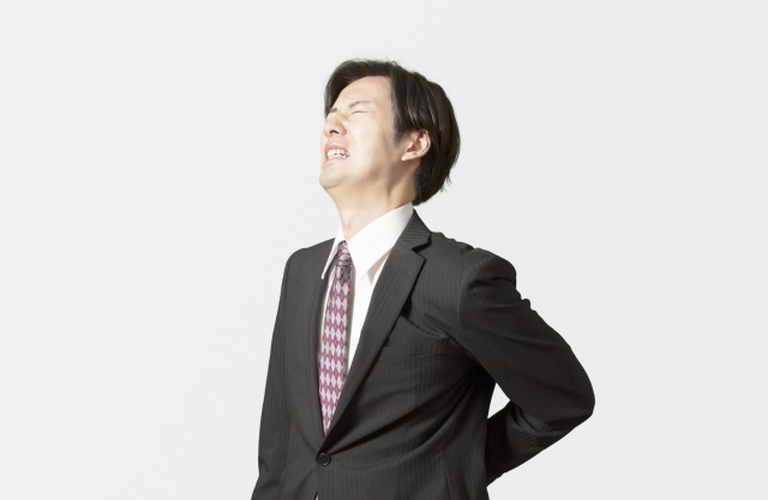 身体を反ると腰が痛い原因と改善法とは？/池袋で慢性痛を改善するならreborn鍼灸整骨院