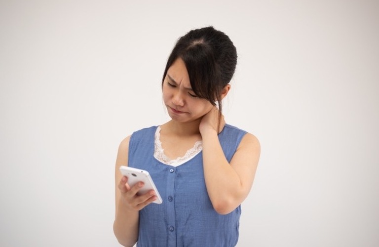 スマホっ首は後頭部の緊張と肩こりから！/池袋で通わせない整骨院はreborn鍼灸整骨院