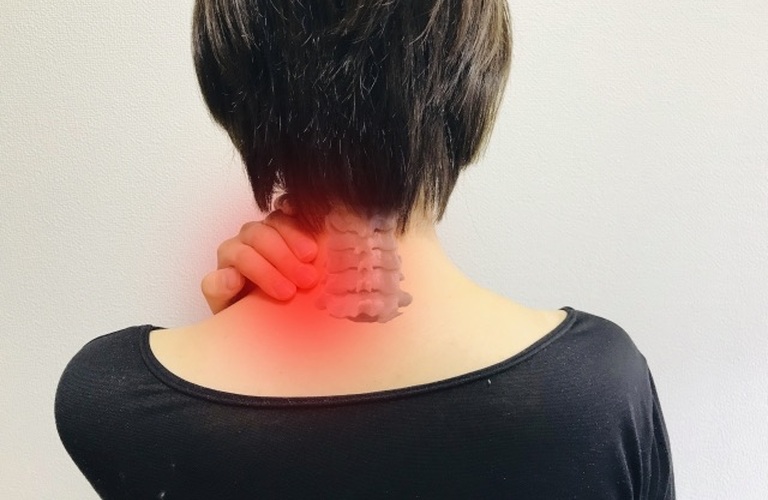 首が上を向けないのは背骨がズレているから／池袋で通わせない整骨院はreborn鍼灸整骨院